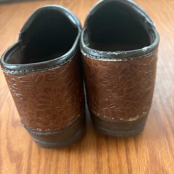 Dansko Women’s XP Tooled Leather Floral Clog in Brown Size EU 41 USA 10 1/2-11 - Picture 4 of 9